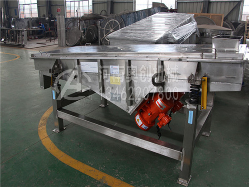 振動篩在碳化硅微粉篩分除雜生產中起到哪些作用？