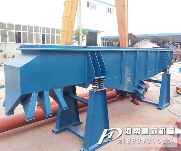 直線振動篩進料口為什么需要加振動給料機吶?